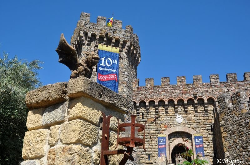 Castello Di Amorosa: каменная башня с драконом и баннером 10-летия